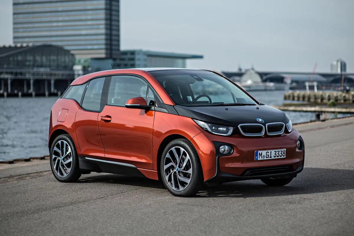 Non è mai troppo tardi per capire le elettriche S1E06: Nissan LEAF e BMW i3 alla carica