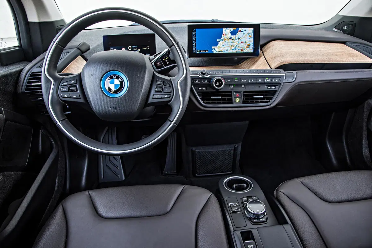 Non è mai troppo tardi per capire le elettriche S1E06: Nissan LEAF e BMW i3 alla carica (3)