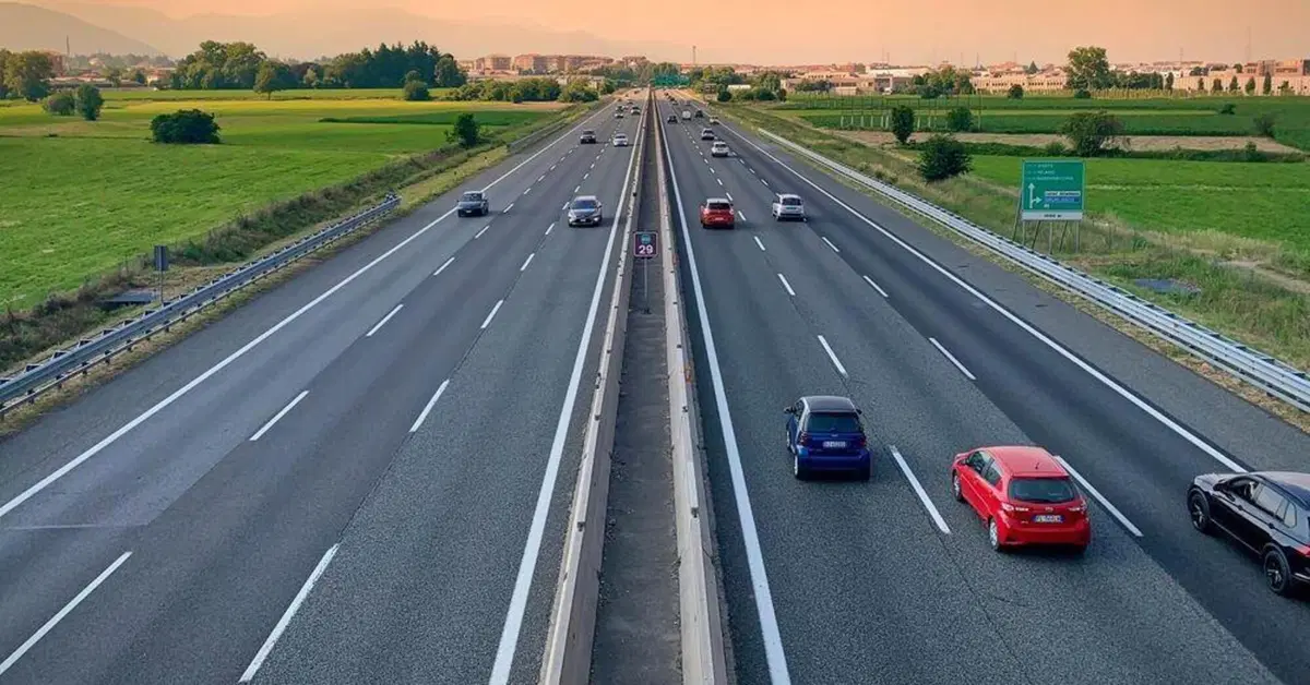 Finalmente pronti i bandi per le colonnine elettriche in autostrada. Ma leggete questo documento