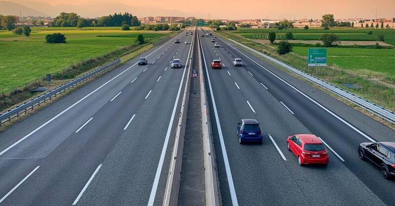 Finalmente pronti i bandi per le colonnine elettriche in autostrada. Ma leggete questo documento