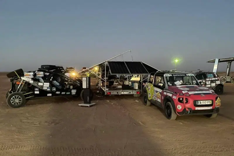 La E-Mehari (rossa a destra) e la nuova buggy da rally-raid di Solutions-EV (a sinistra)