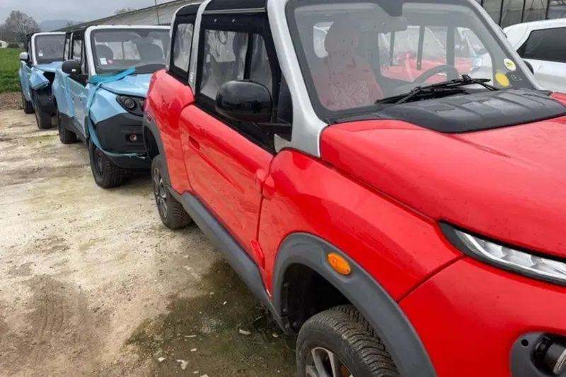 Una delle Citroen E-Mehari (rossa) in vendita, seguita da due delle Bollor&eacute; Bluesummer (blu) anch'esse all'asta