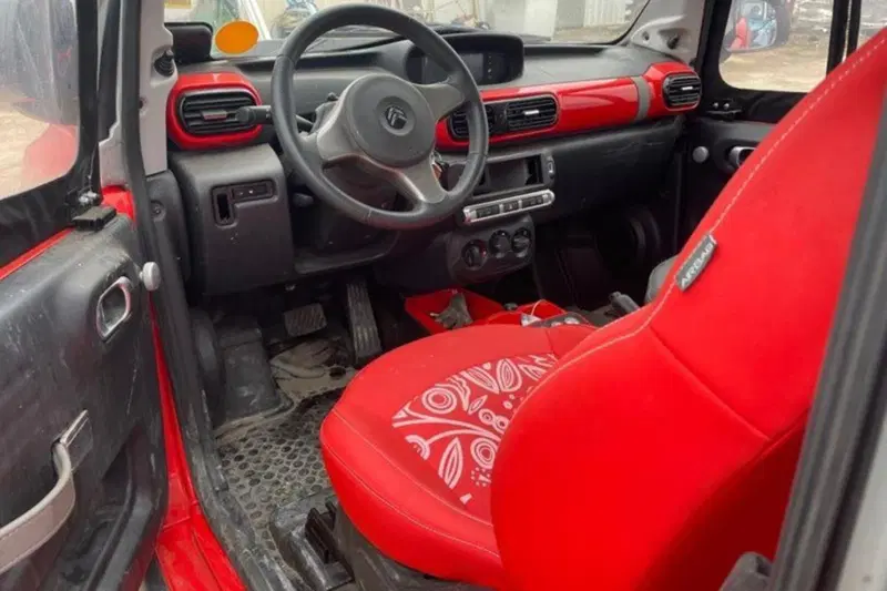 Interno della Citroen E-Mehari all'asta