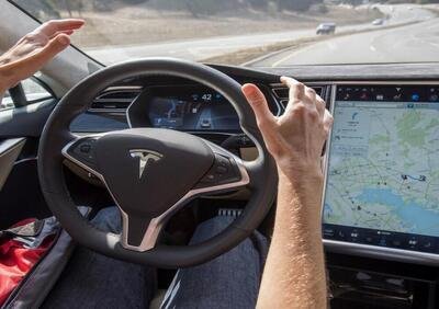 Tesla indagata per pubblicit&agrave; ingannevole: Autopilot e Full Self Driving