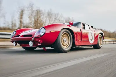 Una vera chicca tricolore, rifatta all'estero: Bizzarrini 5300 GT Revival Corsa