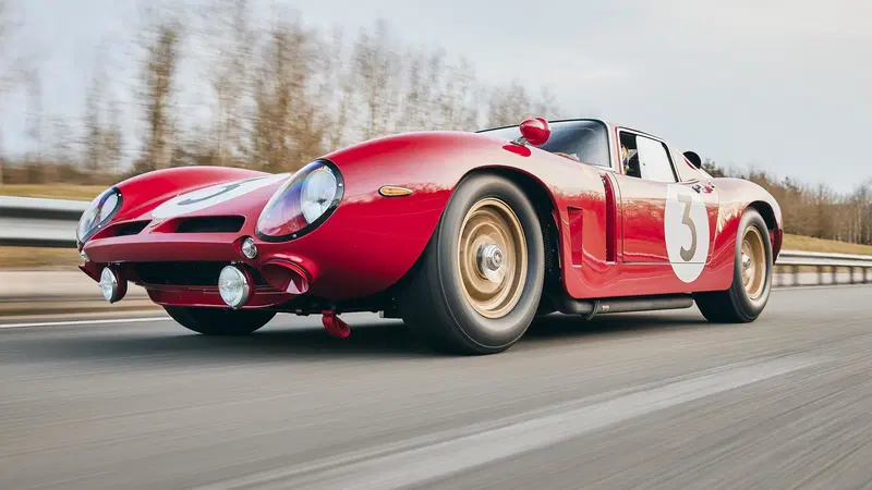 Una vera chicca tricolore, rifatta all'estero: Bizzarrini 5300 GT Revival Corsa