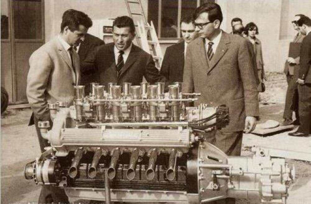 Giotto Bizzarrini (a sinistra) insieme a Ferruccio Lamborghini, Paolo Stanzani e Gian Paolo Dallara. (Sant&#039;Agata Bolognese - 1963)