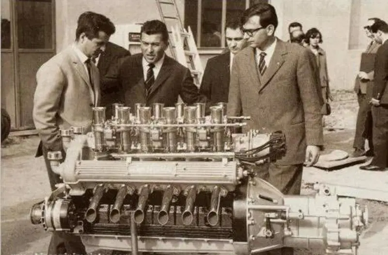 Giotto Bizzarrini (a sinistra) insieme a Ferruccio Lamborghini, Paolo Stanzani e Gian Paolo Dallara. (Sant'Agata Bolognese - 1963)