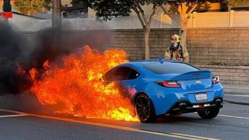 4 mesi in officina, esce e prende fuoco: una Toyota GR86 sfortunata