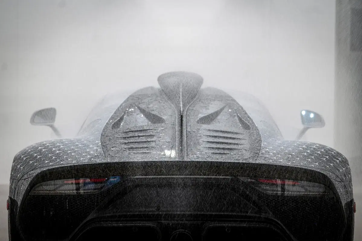 Mercedes avvia la produzione della AMG One (8)