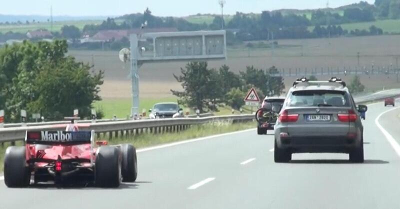 Con la GP2 in livrea Ferrari 2004 di Michael Schumacher a spasso in autostrada [VIDEO]