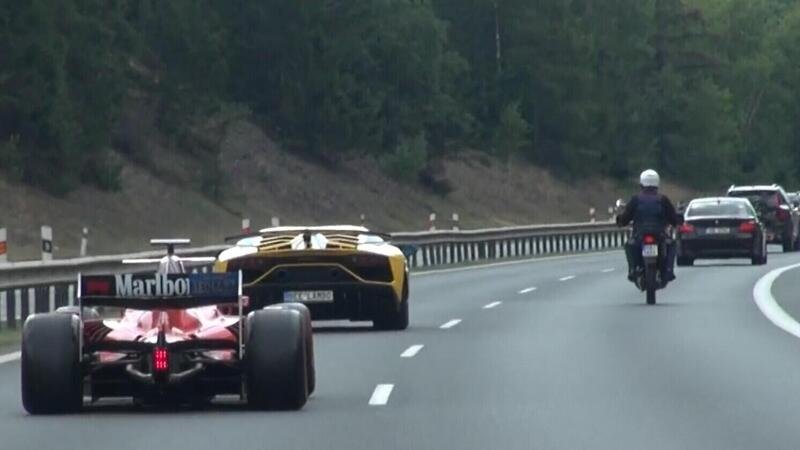 Con la GP2 in livrea Ferrari 2004 di Michael Schumacher a spasso in autostrada [VIDEO]