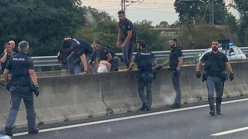 Lancia i sassi contro le auto in autostrada A1: bloccato col Taser [VIDEO]