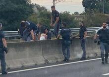 Lancia i sassi contro le auto in autostrada A1: bloccato col Taser [VIDEO]