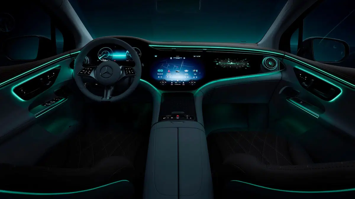 Svelati gli interni della nuova Mercedes EQE Suv: spettacolo digitale