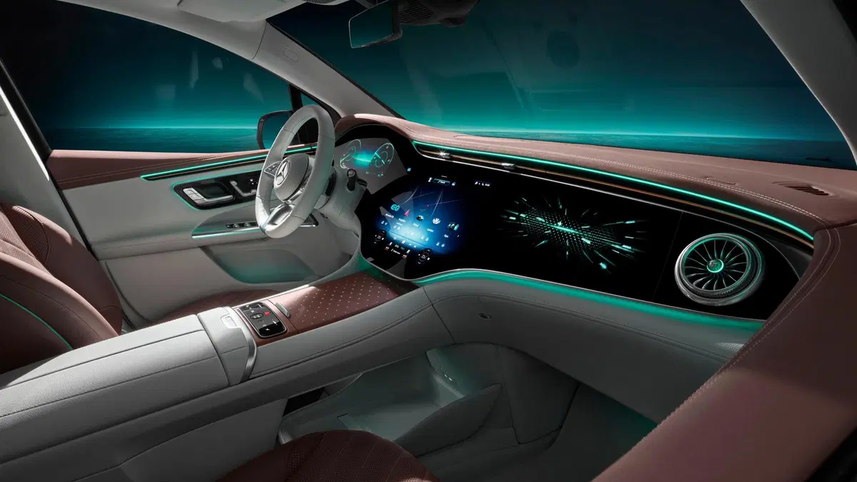 Svelati gli interni della nuova Mercedes EQE Suv: spettacolo digitale (2)