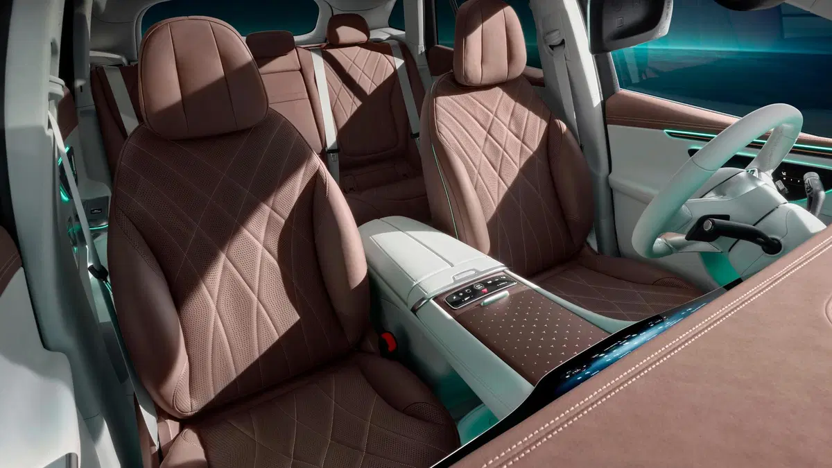 Svelati gli interni della nuova Mercedes EQE Suv: spettacolo digitale (5)