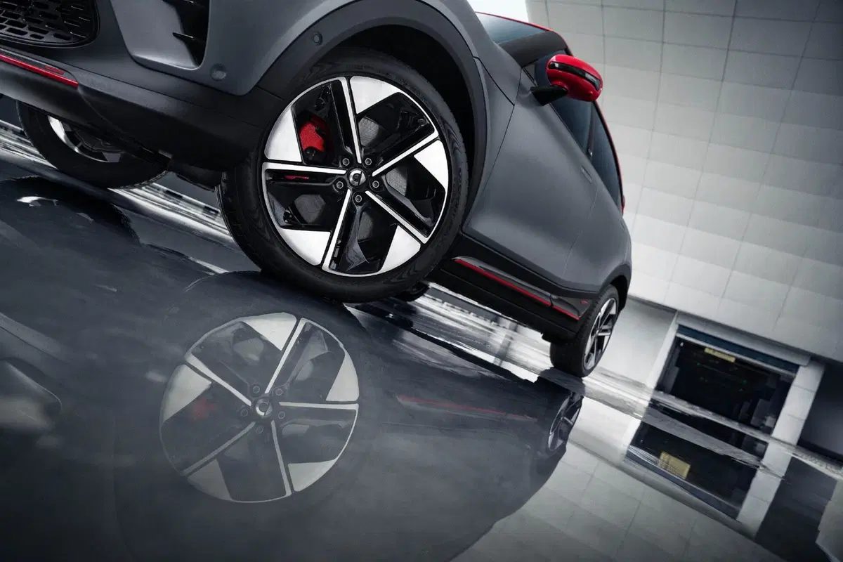 Smart #1, la versione Brabus del mini SUV è in arrivo (13)