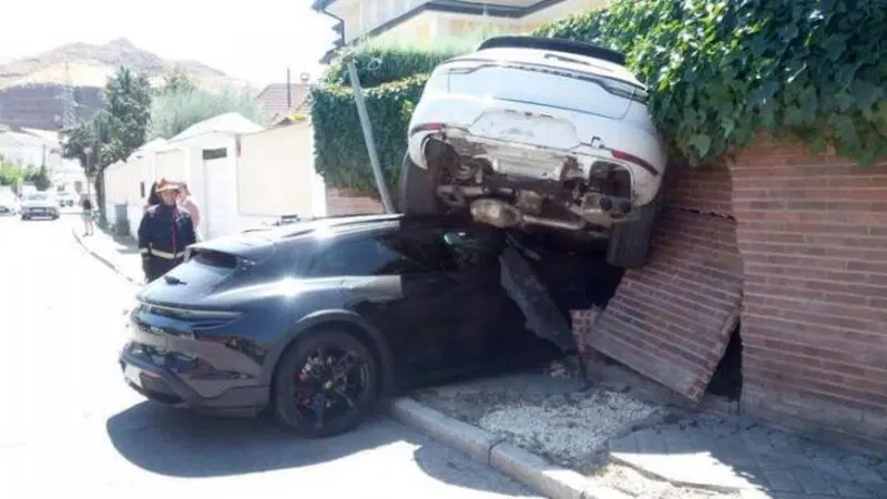 Due Porsche distrutte in un colpo solo: cosa fa l'assicurazione in questi casi?