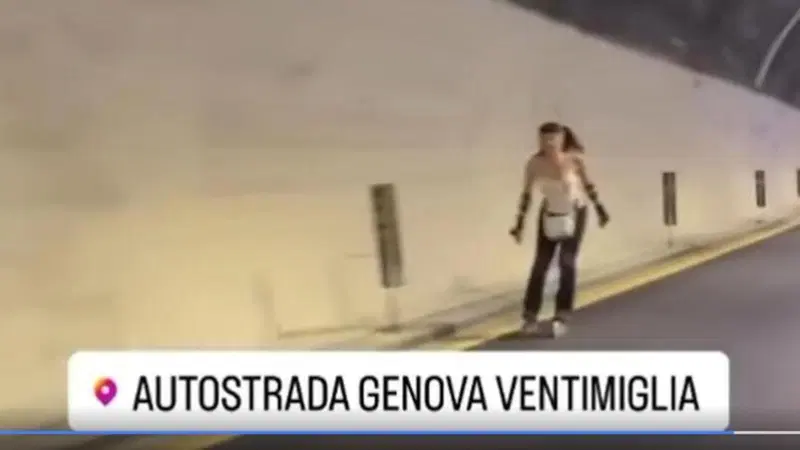 Coi pattini in autostrada sulla A10: "Il navigatore diceva di passare da qui"