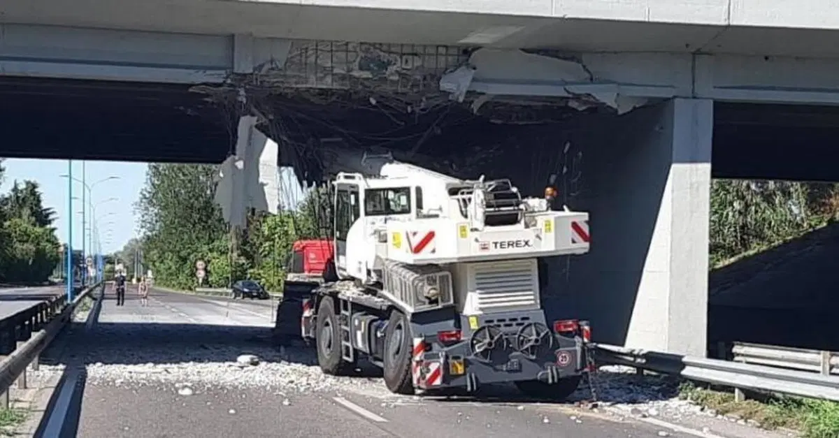 Non c'&egrave; spazio per passare: a Brescia l'autogru fa un disastro