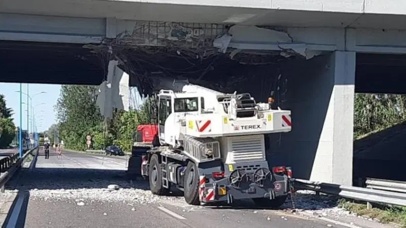 Non c'&egrave; spazio per passare: a Brescia l'autogru fa un disastro
