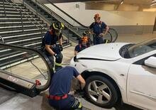 Ruba una Mazda 6 e cade nelle scale della stazione: il recupero è complicato [VIDEO]