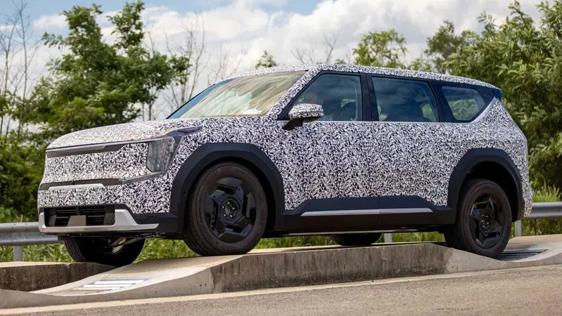 La nuova ammiraglia elettrica Kia pronta a usi "fuori strada" pista inclusa (GT): ecco EV9
