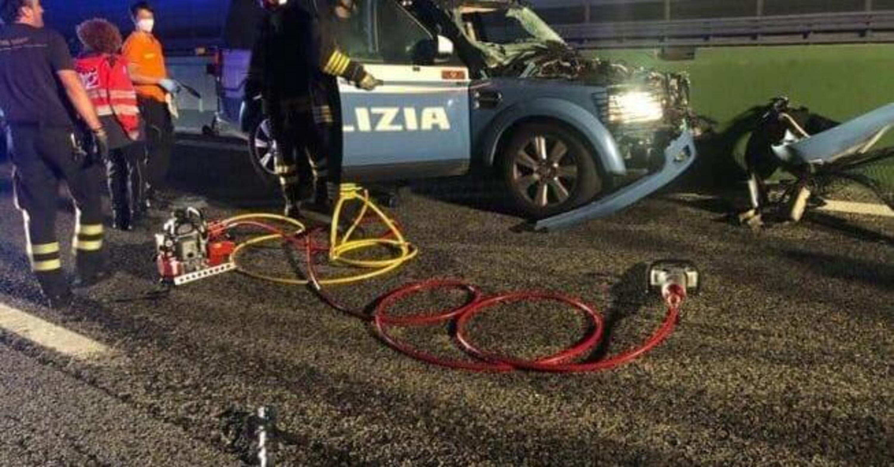 Mucca in tangenziale a Torino, agenti feriti su una Land Rover Discovery