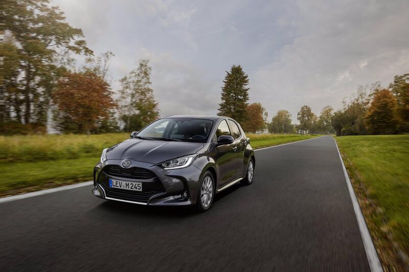 Mazda 2 Hybrid, la sosia di Toyota Yaris: come e perch&eacute; la fanno