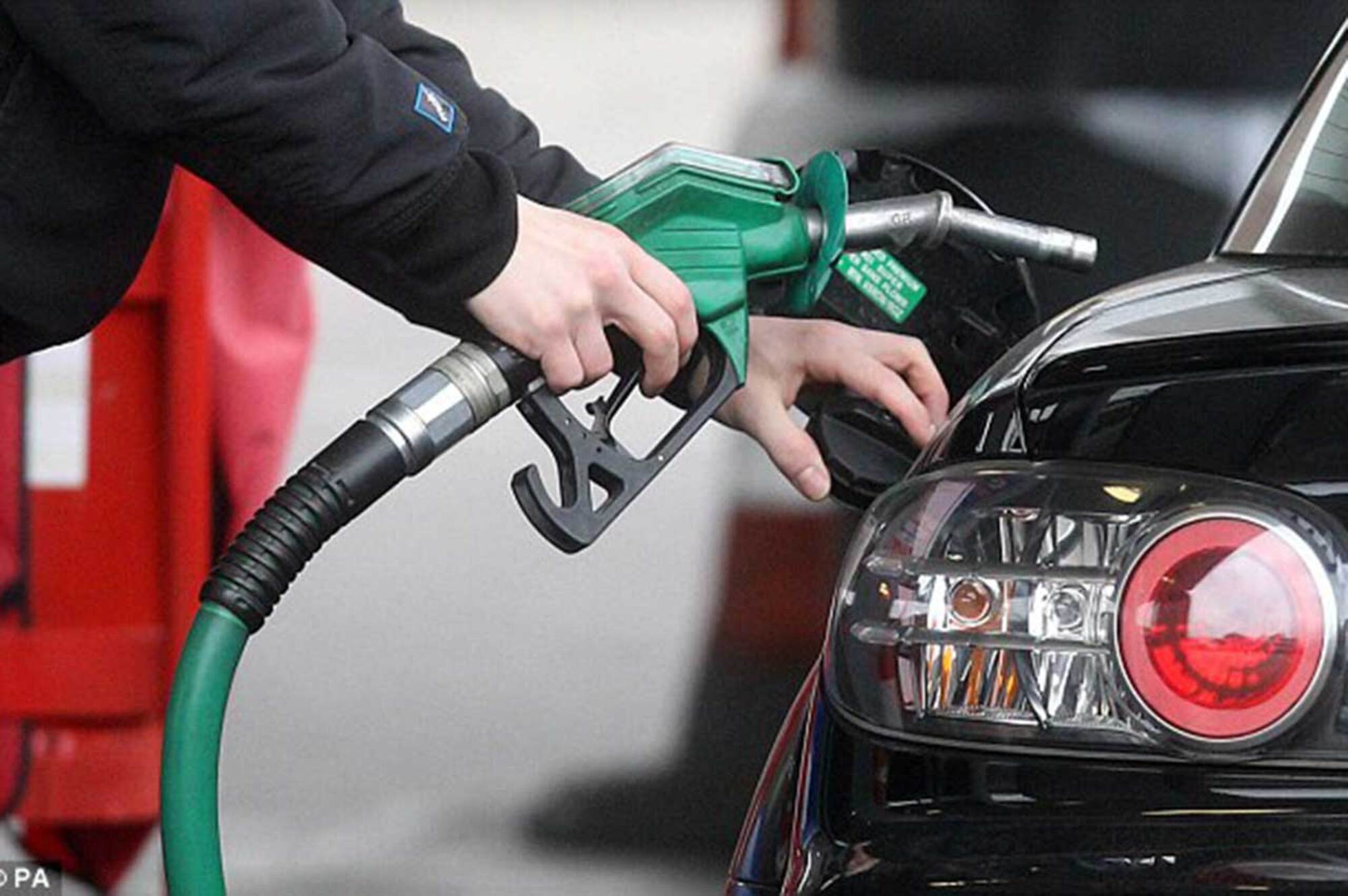 Risparmio energia, dieci regole: anche l'auto pu&ograve; dare una mano (e tanto)
