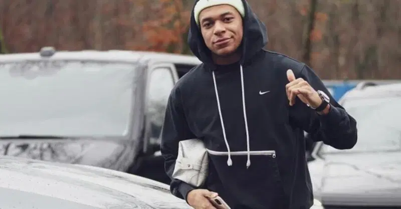Kylian Mbapp&eacute;: sette auto, zero patente. "Mi manca il tempo"