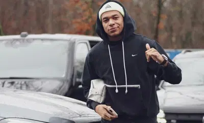 Kylian Mbapp&eacute;: sette auto, zero patente. "Mi manca il tempo"