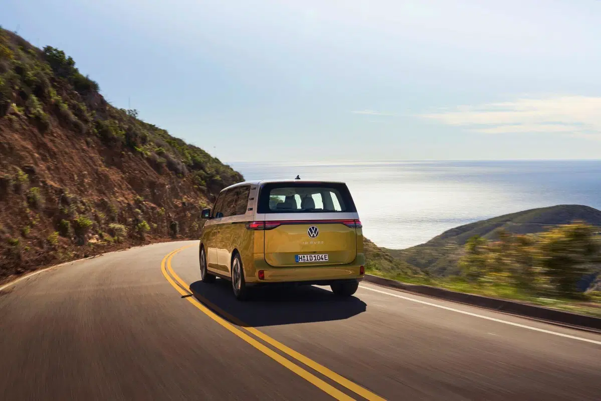 Volkswagen ID.Buzz: si parte da 66.000 euro, la MEB più cara (7)
