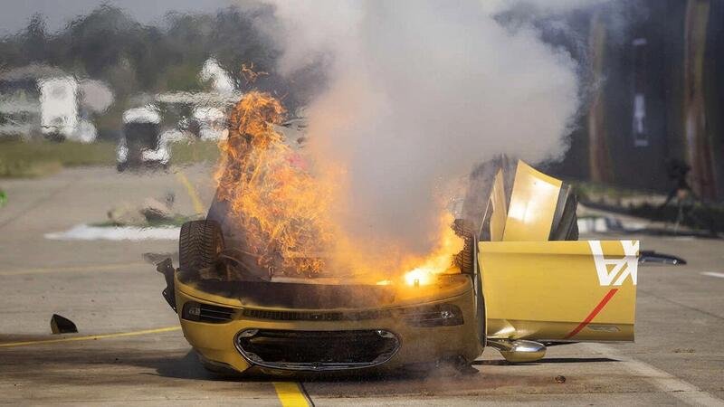 Finto crash test con incendio, Axa si scusa con Tesla