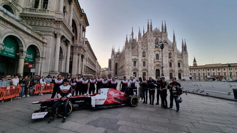 Bottas per le strade di Milano con una F1: l&#039;omaggio di Alfa Romeo per i 100 anni di Monza [Video]