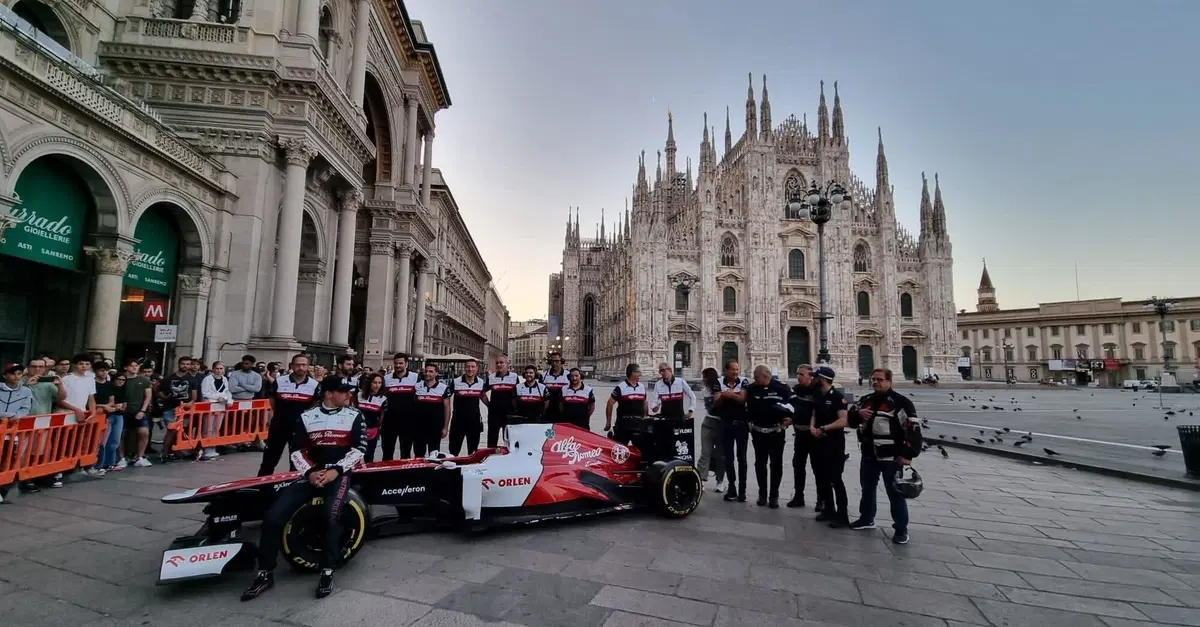 Bottas per le strade di Milano con una F1: l'omaggio di Alfa Romeo per i 100 anni di Monza [Video]