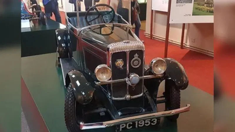 La prima auto della Regina Elisabetta (da bambina) era una C4 Citro&euml;nnette 