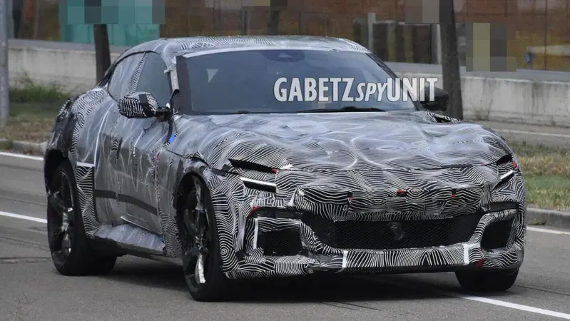 A un giorno dal debutto, Ferrari Purosangue si fa vedere per strada