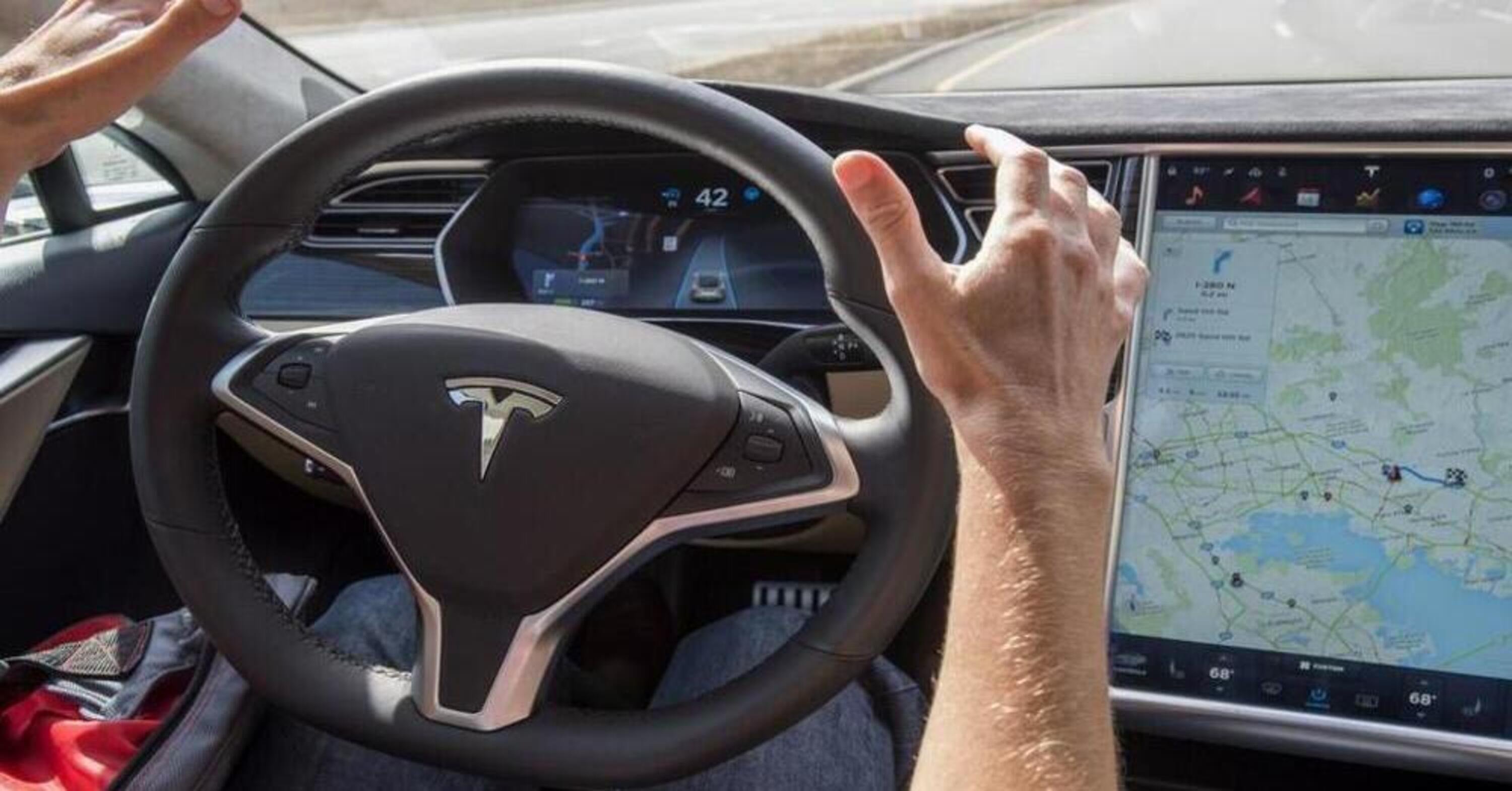 Full Self Driving Tesla a 15.000 dollari: chi ce l&#039;ha dice &quot;Non vale il prezzo&quot; [CNN] 