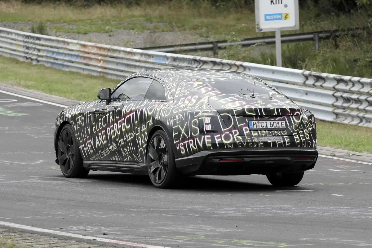  Rolls-Royce Spectre (elettrica), ecco le foto spia  (5)