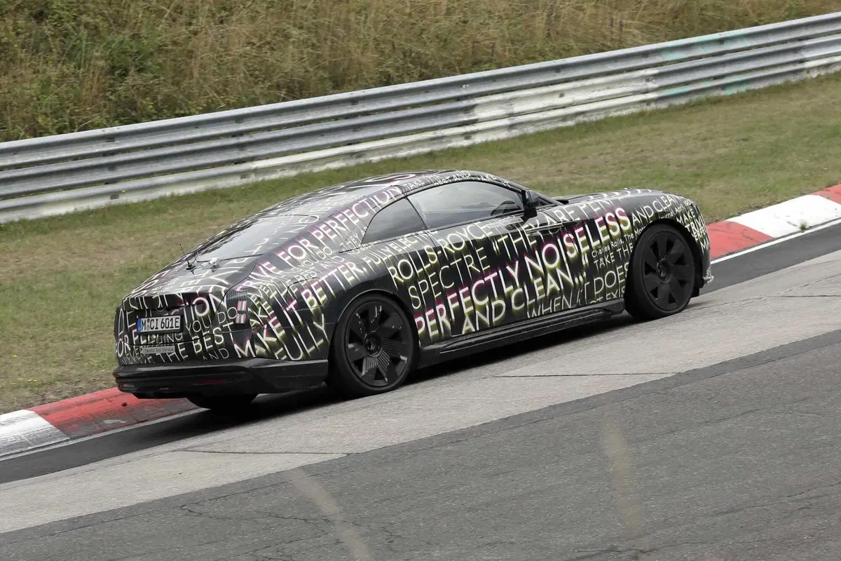  Rolls-Royce Spectre (elettrica), ecco le foto spia  (8)