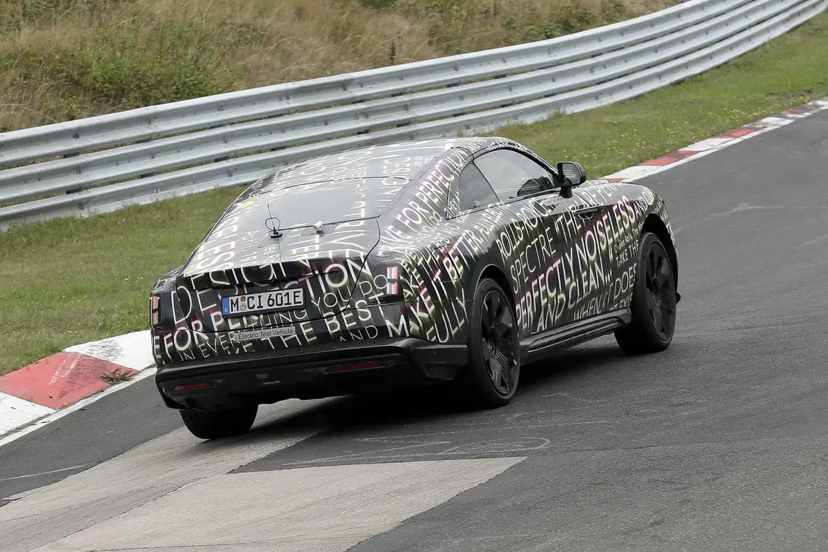  Rolls-Royce Spectre (elettrica), ecco le foto spia  (10)