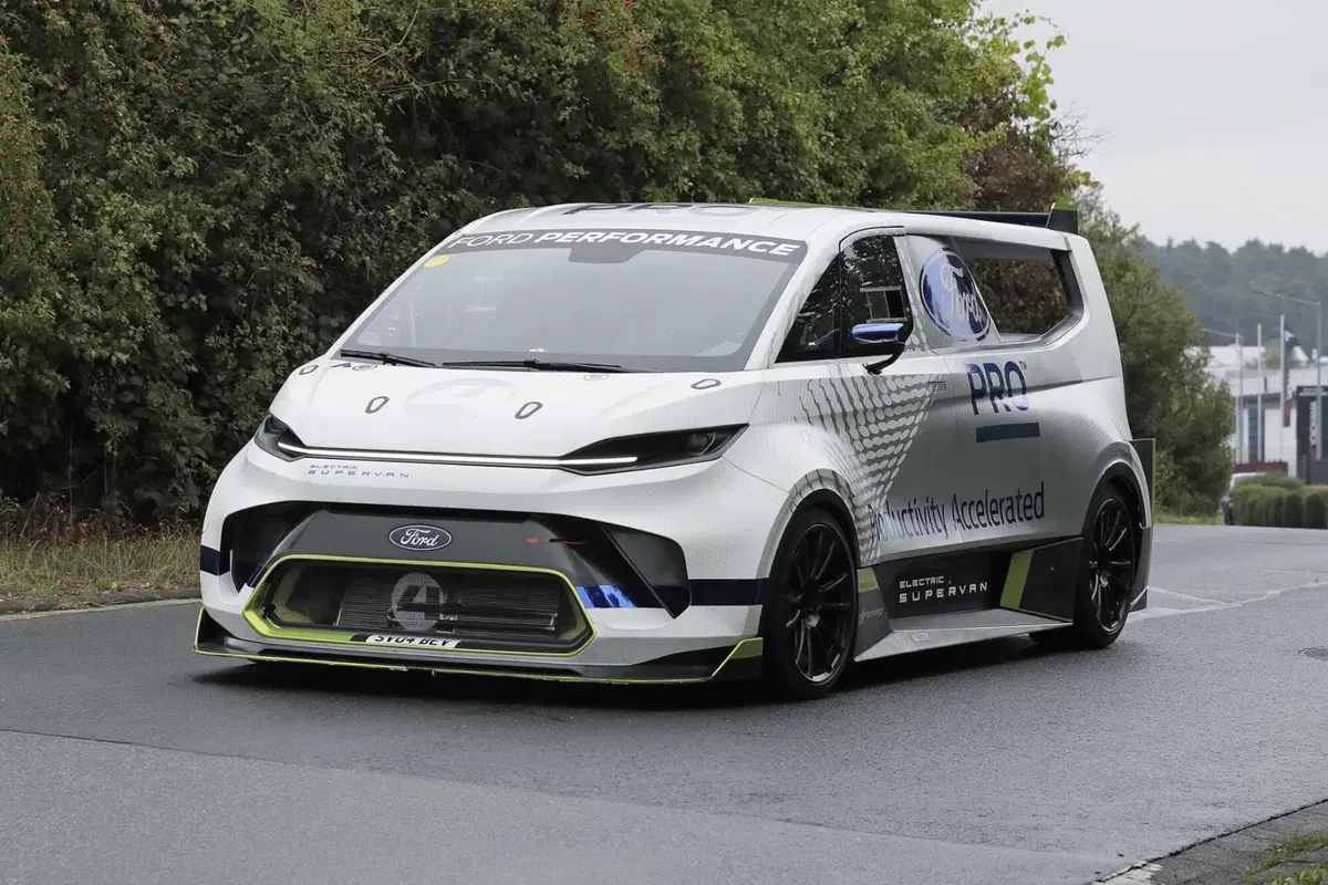 Ford Pro Electric Super Van, ecco le foto spia del Van sportivo (2)