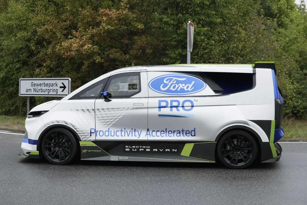 Ford Pro Electric Super Van, ecco le foto spia del Van sportivo (3)