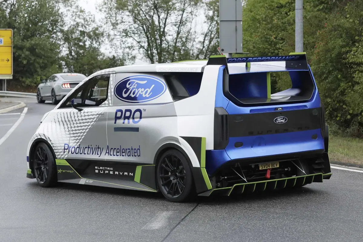 Ford Pro Electric Super Van, ecco le foto spia del Van sportivo (4)