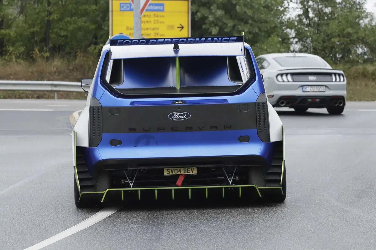Ford Pro Electric Super Van, ecco le foto spia del Van sportivo (5)