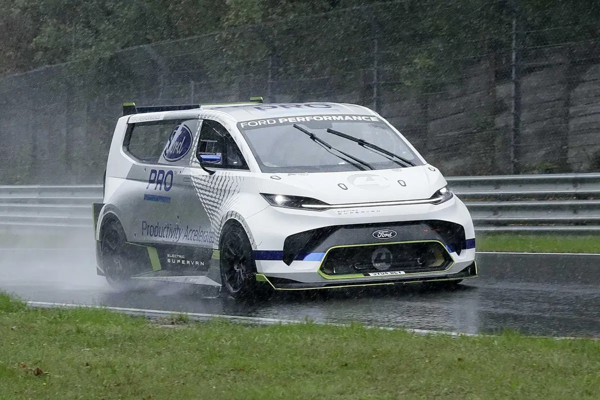 Ford Pro Electric Super Van, ecco le foto spia del Van sportivo (6)
