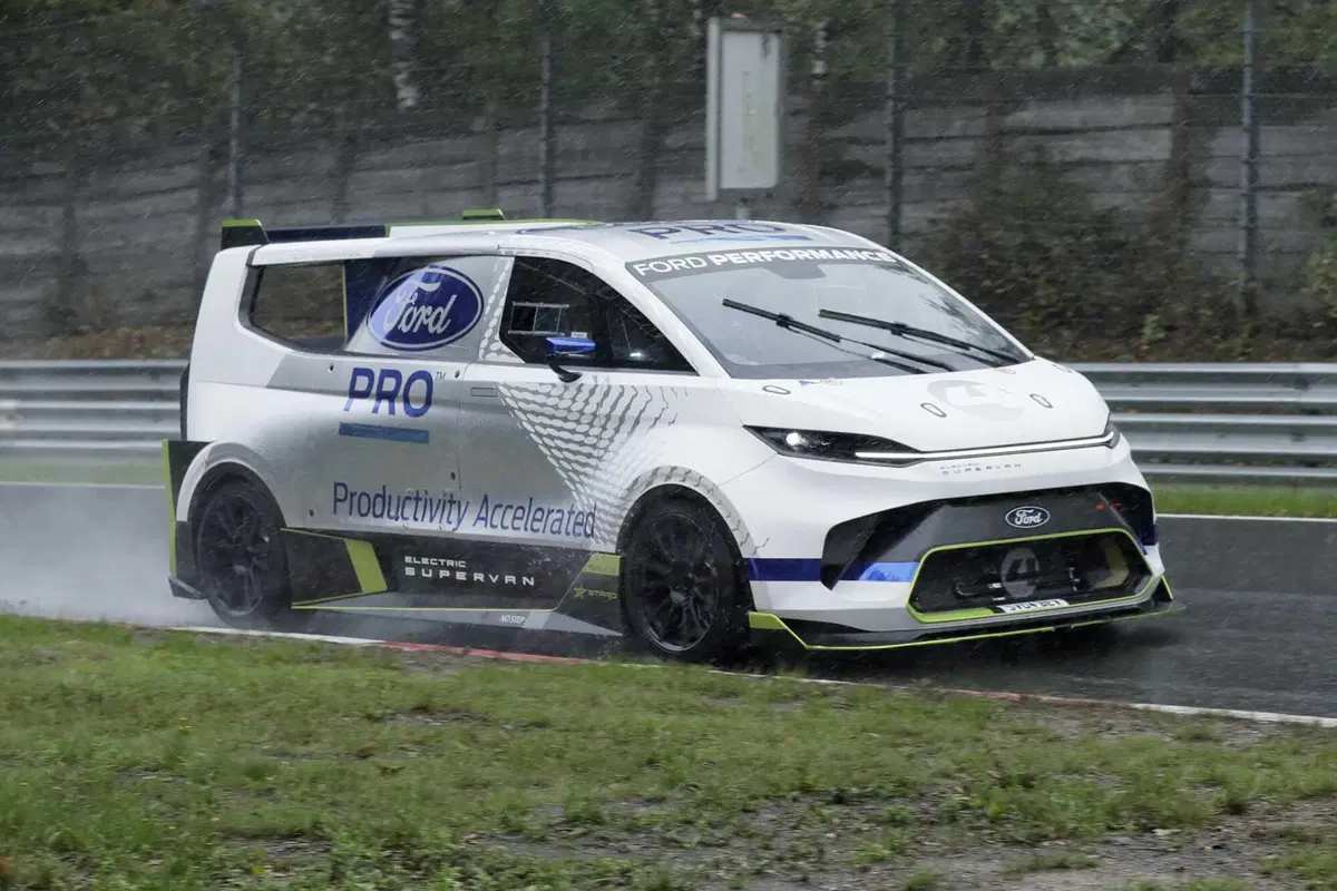 Ford Pro Electric Super Van, ecco le foto spia del Van sportivo (7)