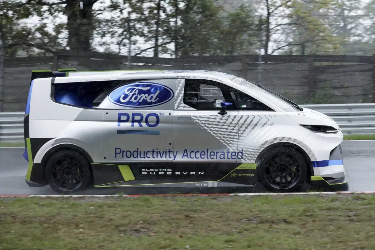 Ford Pro Electric Super Van, ecco le foto spia del Van sportivo (8)
